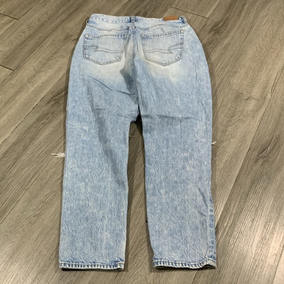 American Eagle “Mom Jean” Light Wash Distressed Busted Knee size 4Short - Picture 7 of 9